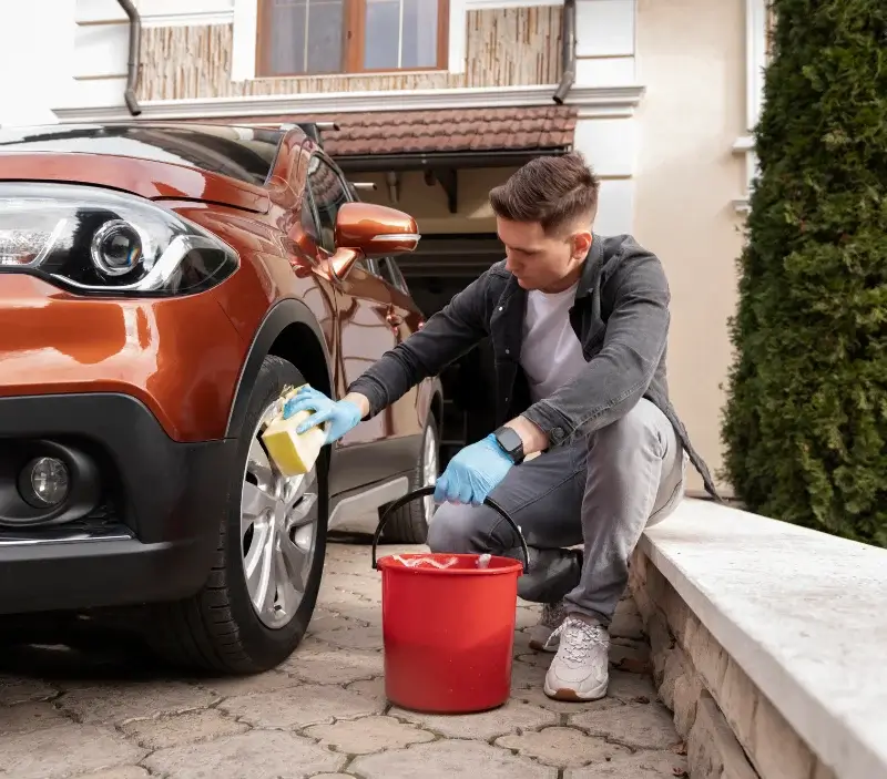 Lavage auto à domicile Le Vigeant : professionnel intervenant sur un véhicule